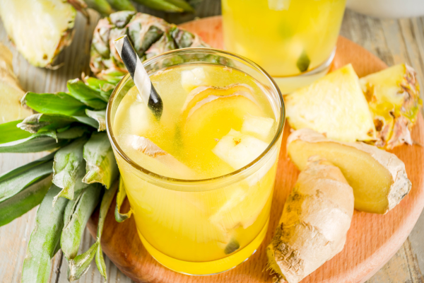 Suco de abacaxi com gengibre